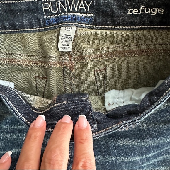 Refuge Runway Everyday Mid Rise Boot Jeans Size 6 - Picture 11 of 14